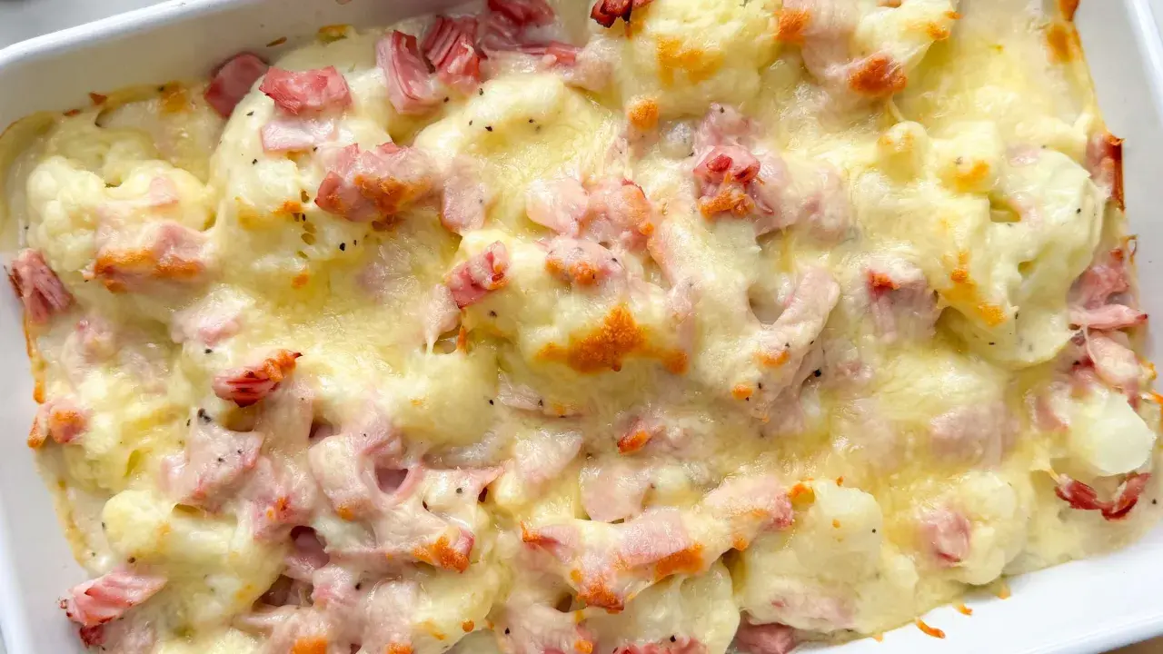 Überbackener Blumenkohl mit Schinken und Käse, ein köstliches Gericht aus Blumenkohl Rezepte.