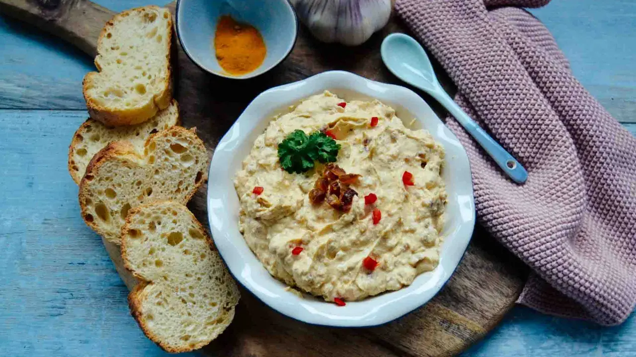 Cremiger Dattel Dip mit Brot, Knoblauch und Gewürzen. Perfekt zum Dippen!