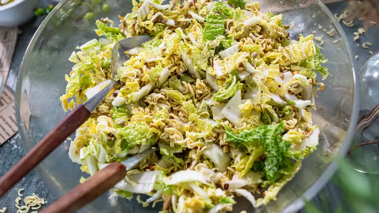Knackiger Chinakohl-Salat mit Nudeln und Sonnenblumenkernen. Ein echter "yum yum salat" für jede Gelegenheit.