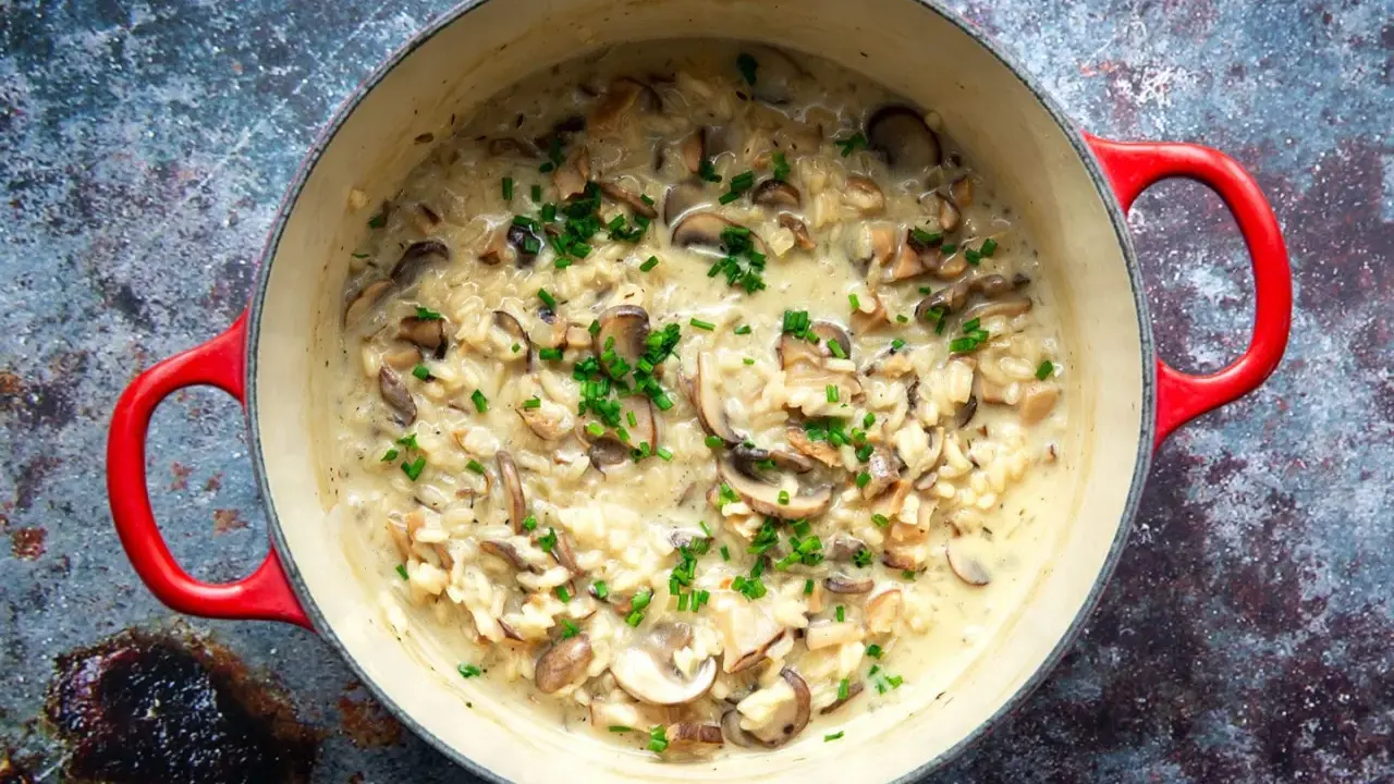 Cremiges Risotto mit Pilzen und frischen Kräutern, garniert mit Schnittlauch. Ein Genuss für jeden Tag.
