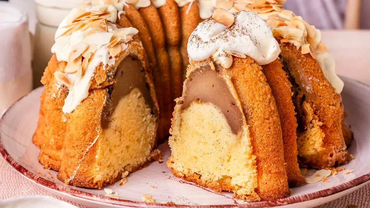 Ein saftiger Gugelhupf mit Birnenfüllung, dekoriert mit weißer Schokolade und Mandeln. Ein Klassiker unter den beliebte Kuchen rezepte.