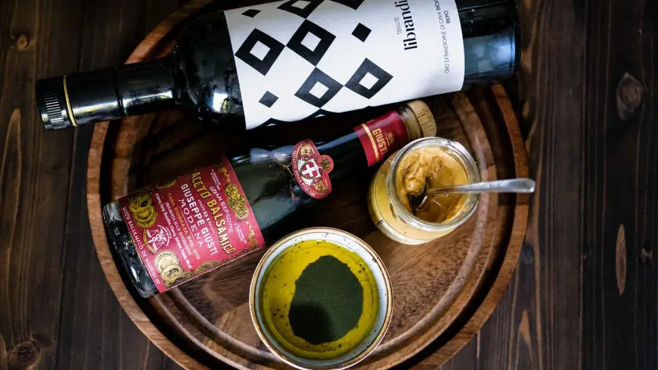 Zutaten für ein authentisches Balsamico-Dressing wie beim Italiener: Olivenöl, Balsamico-Essig von Giuseppe Giusti und Senf.