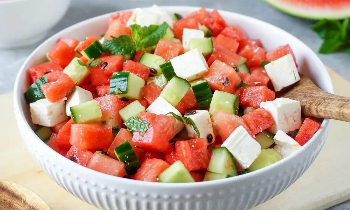 Erfrischender Feta Melonen Salat mit Gurke und Minze, perfekt für heiße Tage.