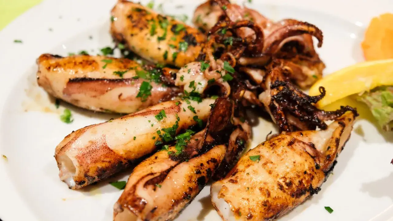 Gegrillte Tintenfischtuben mit Kräutern und Zitrone. Perfekt für ein schnelles Abendessen, aber wie lange im Ofen?