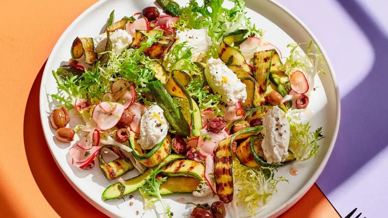 Ein köstlicher Zucchini Salat italienisch mit gegrillten Zucchinischeiben, cremigem Käse, Radieschen und Oliven.