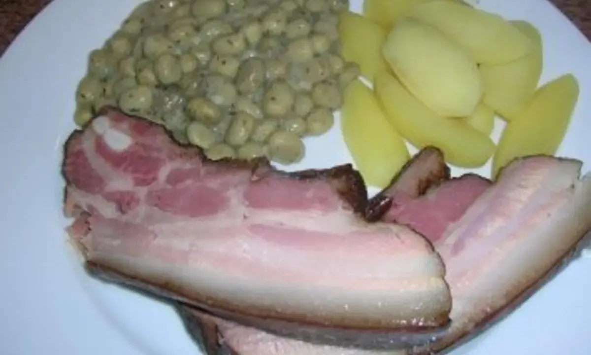 Deftige dicke Bohnen mit Speck und Salzkartoffeln. Ein klassisches Rezept für ein herzhaftes Gericht.