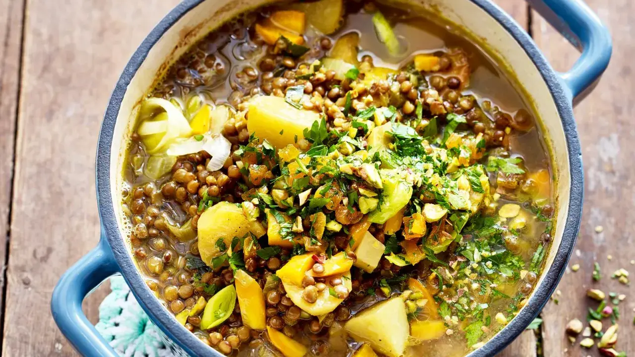Herzhafte Linsen-Rezepte: Ein Eintopf mit Kartoffeln, Lauch und Petersilie, garniert mit Pistazien.