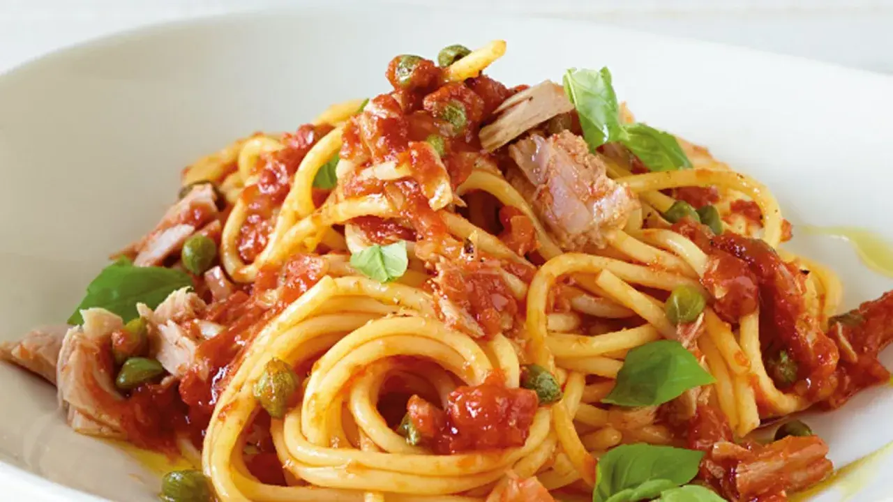 Spaghetti mit Thunfisch, Kapern und einer würzigen Tomatensauce – ein klassisches italienisches Gericht.