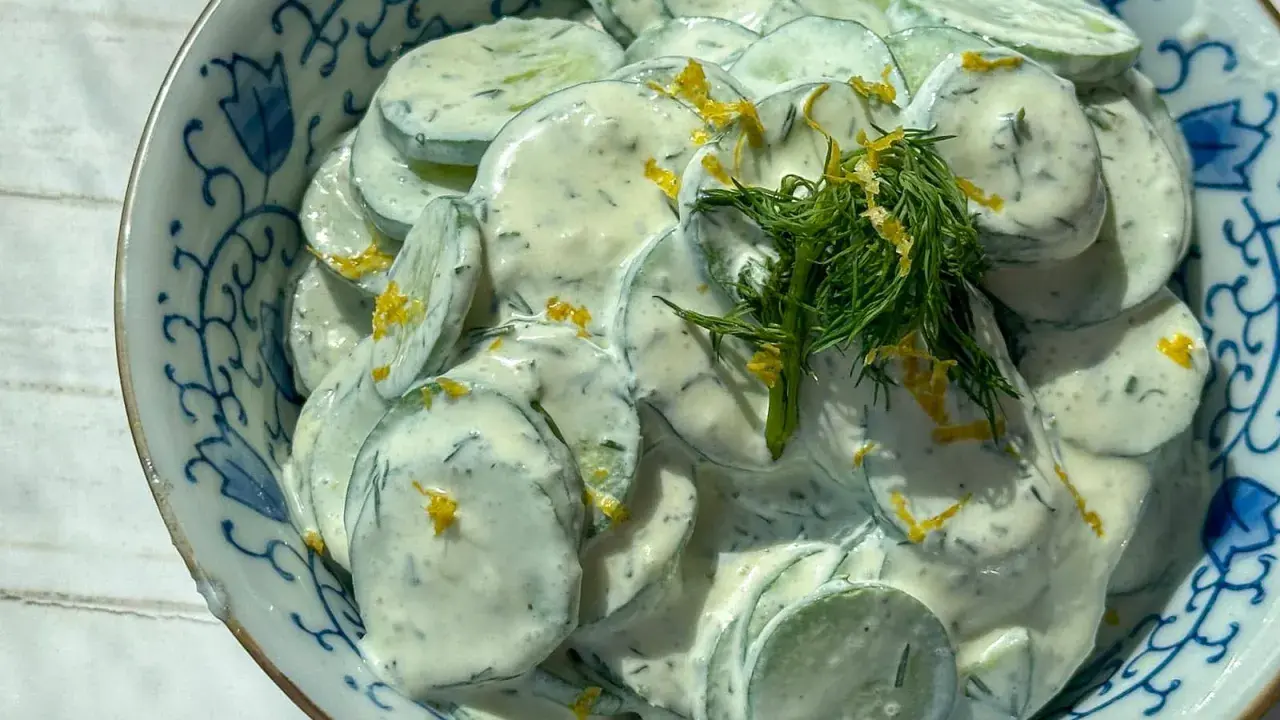 Ein cremiger Gurkensalat mit Dill und Zitronenschale, perfekt für jedes Sommer-Rezept.