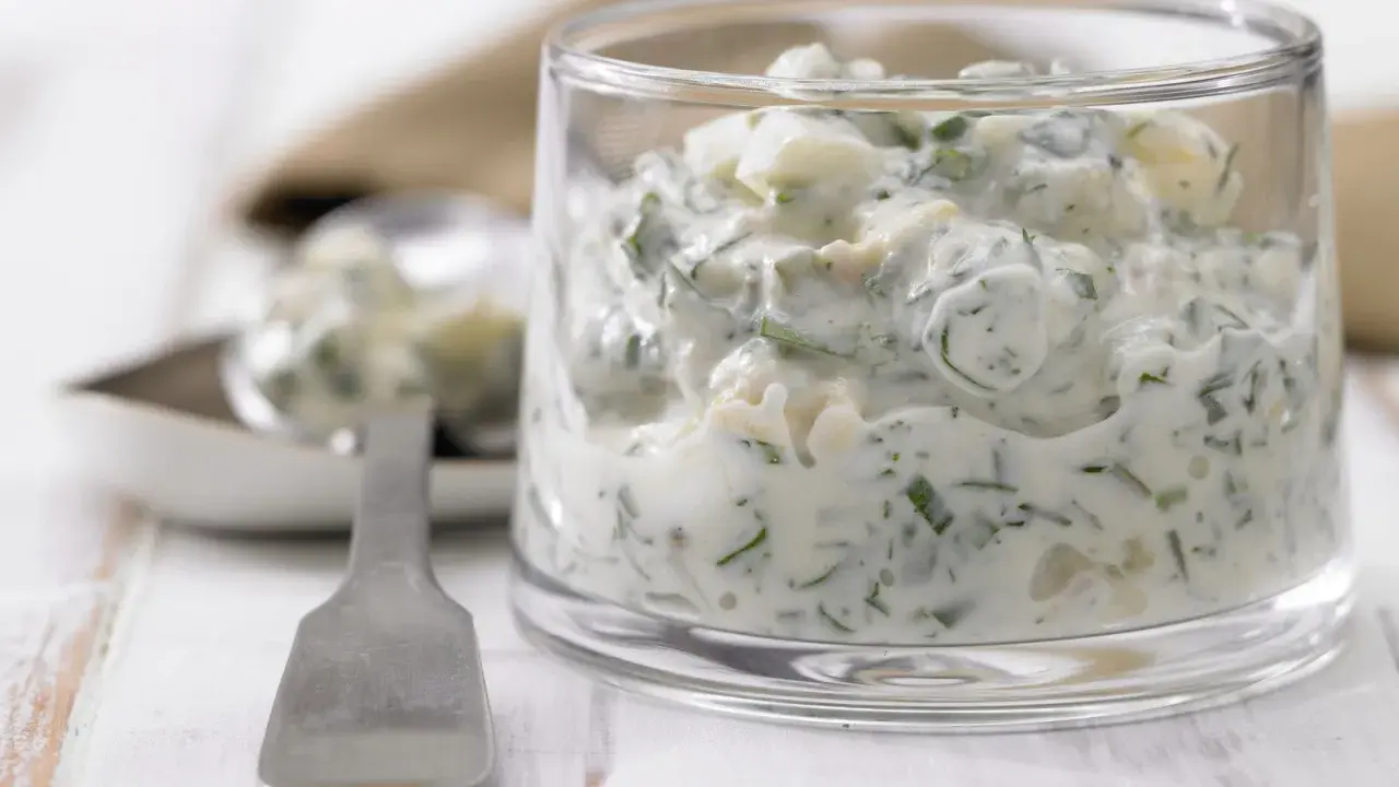 Cremige Remoulade im Glas, perfekt für Ihr nächstes remoulade rezept. Mit frischen Kräutern und Stückchen.