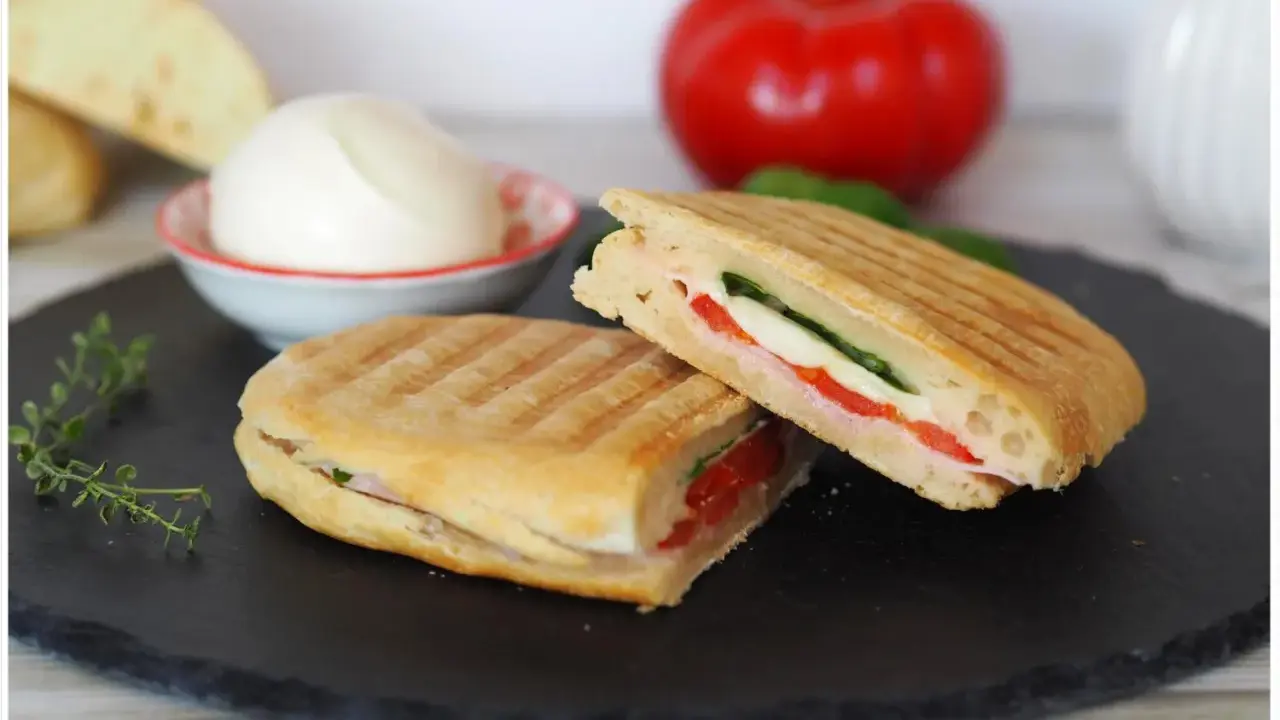 Ein leckeres panini rezept mit Mozzarella, Tomaten und Basilikum. Frisch zubereitet und perfekt zum Genießen.