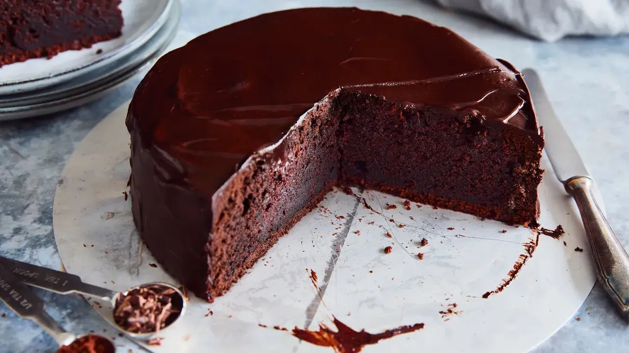 Saftiger Schokoladenkuchen mit glänzender Glasur, ein unwiderstehliches Rezept für Genießer.