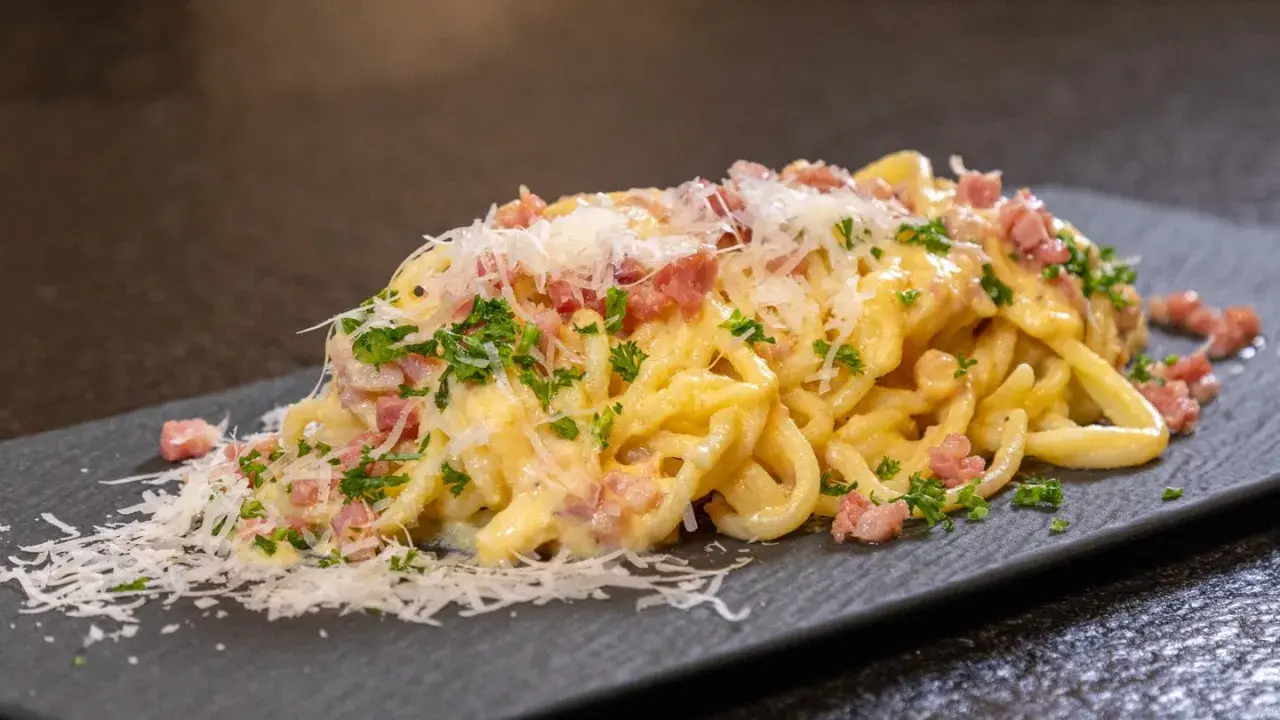 Ein köstliches Spaghetti Carbonara Rezept einfach zubereitet, mit cremiger Sauce, Speckwürfeln und frisch geriebenem Parmesan.