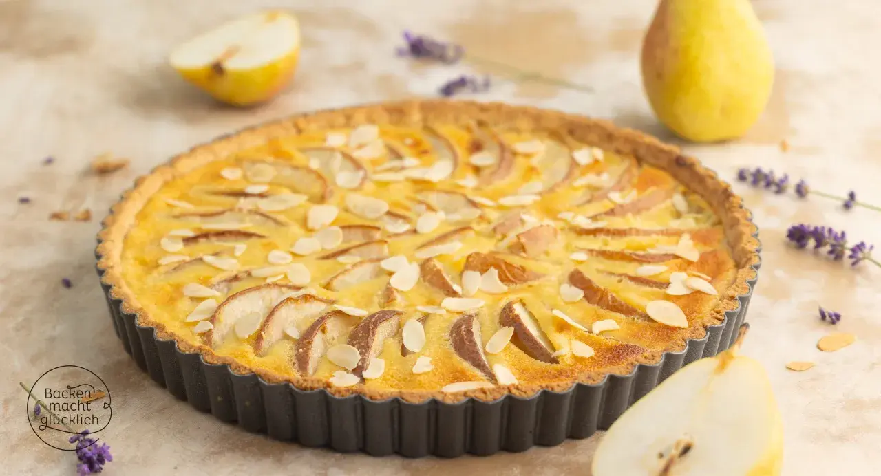Eine köstliche Birnen Tarte mit Mandelsplittern, garniert mit Lavendel und frischen Birnenstücken.