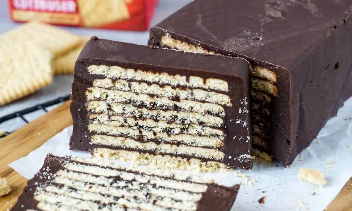 Schokoladenkuchen mit Keksschichten, der an eine kalte Schnauze erinnert. Perfekt für Naschkatzen!