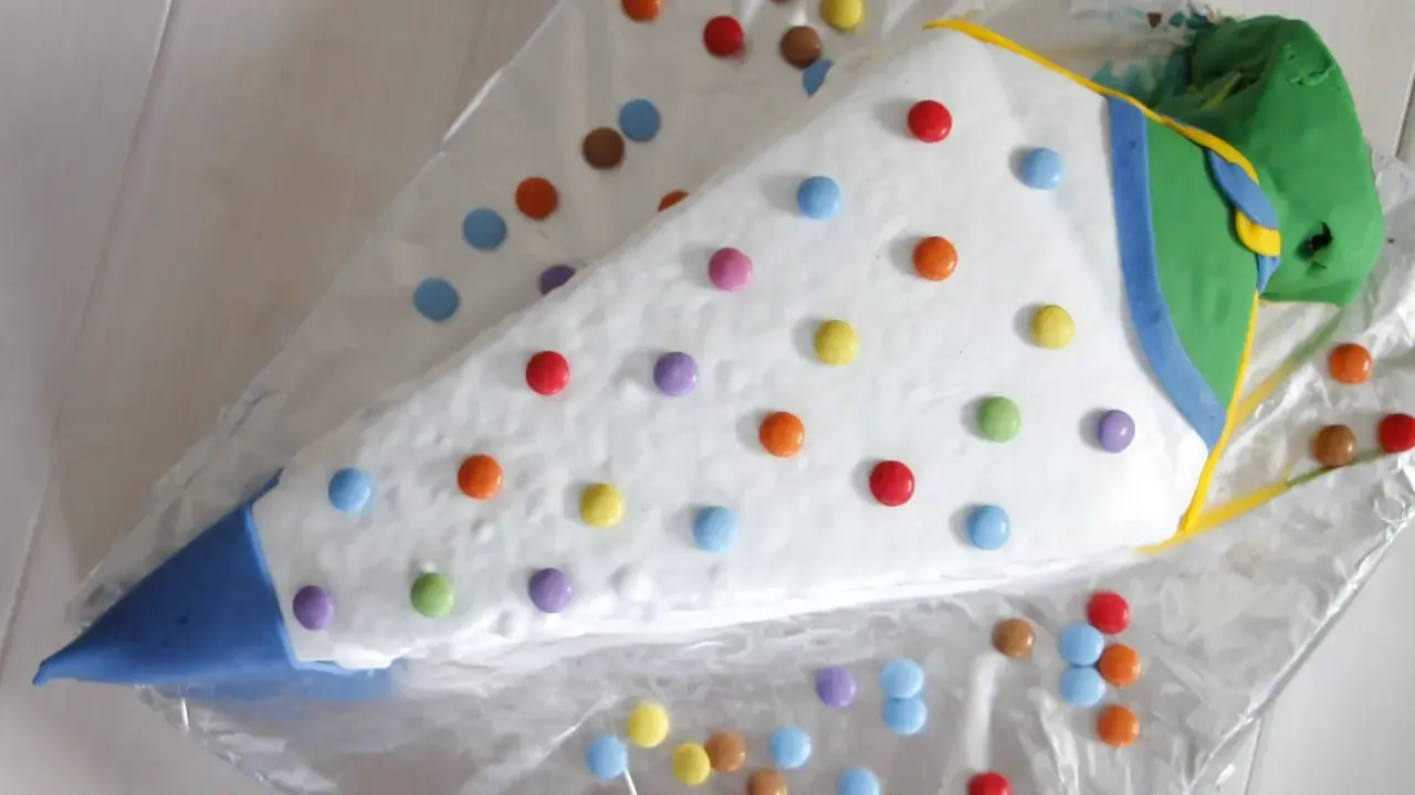 Eine bunte, schnelle Torte zur Einschulung in Form eines Zuckertüte, dekoriert mit vielen Smarties.