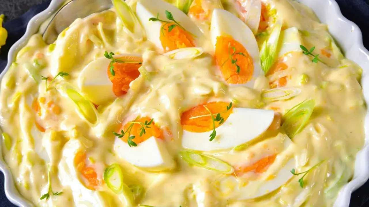 Cremiger Eiersalat mit Lauch und Karotten, garniert mit Kresse. Ein köstlicher Salat, der an 7 Tassen Salat erinnert.