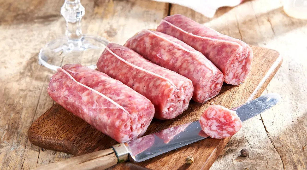 Frische Salsiccia-Würste auf Holzbrett. Die Aussprache ist wichtig für den authentischen Genuss.
