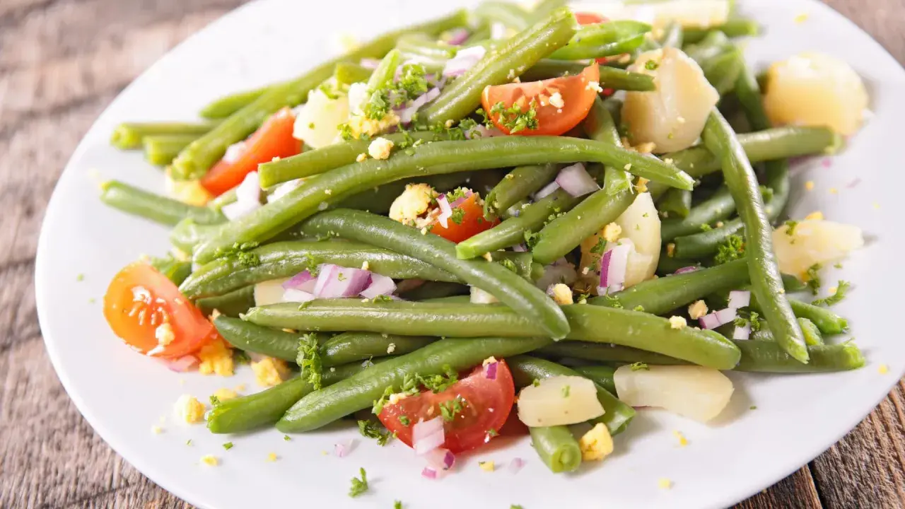 Frischer Bohnensalat mit Tomaten, Kartoffeln und Zwiebeln. Ein leichtes und gesundes Rezept für den Sommer.