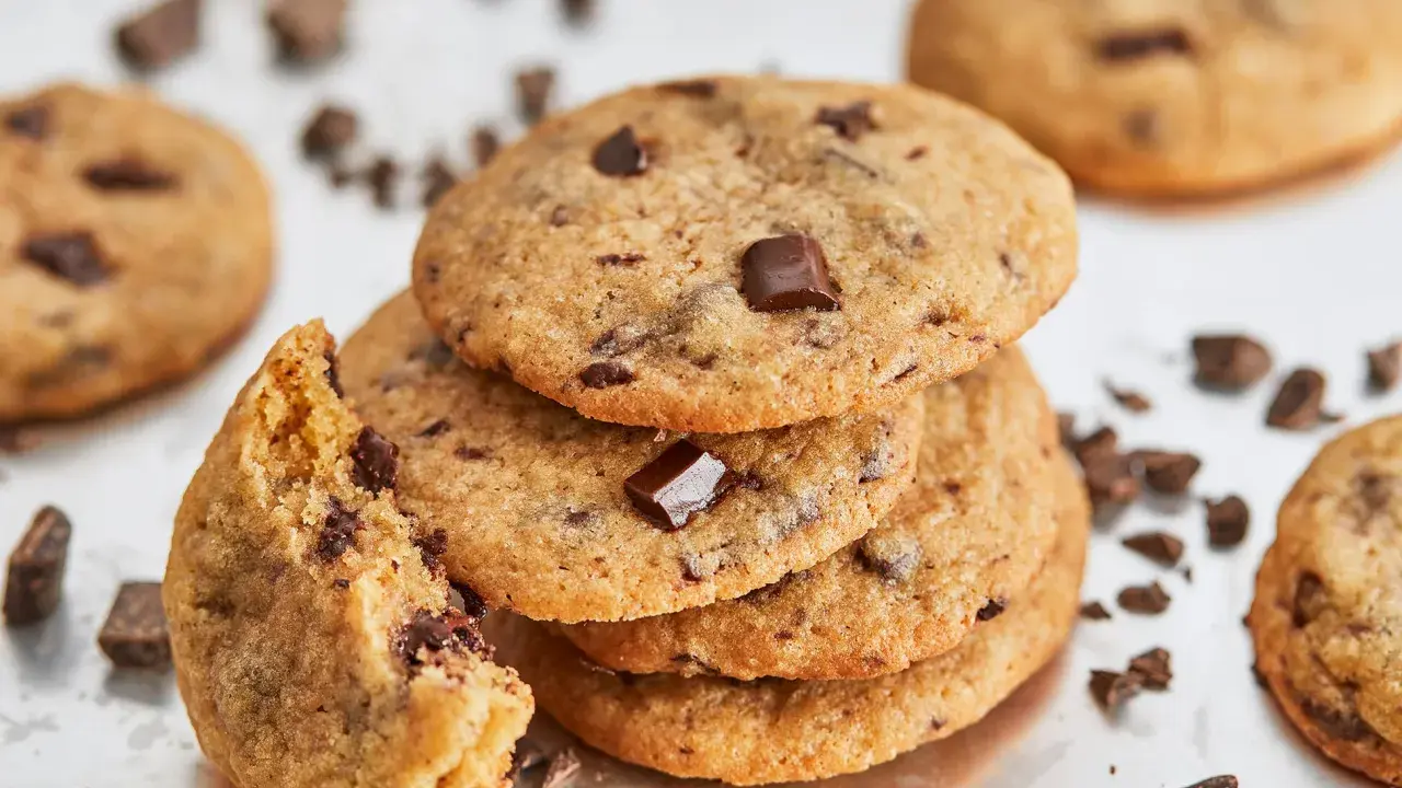 Ein Stapel amerikanischer Cookies mit Schokoladenstückchen, ein Cookie ist angebrochen. Perfekt für ein amerikanische cookies rezept.