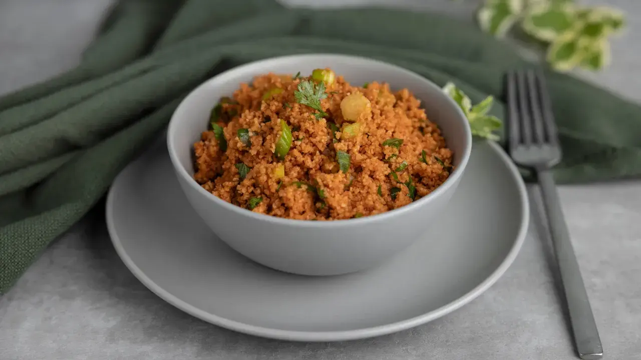 Schüssel mit leckerem Kisir, garniert mit Petersilie und Frühlingszwiebeln. Ein einfaches Kisir Rezept für jeden Tag.