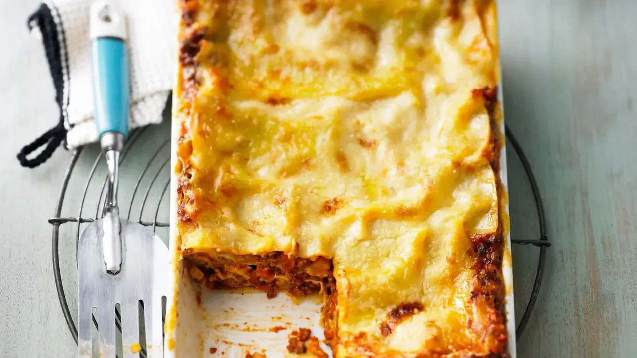 Ein frisch gebackenes, goldbraunes Lasagne Rezept original italienisch, bereit zum Servieren.