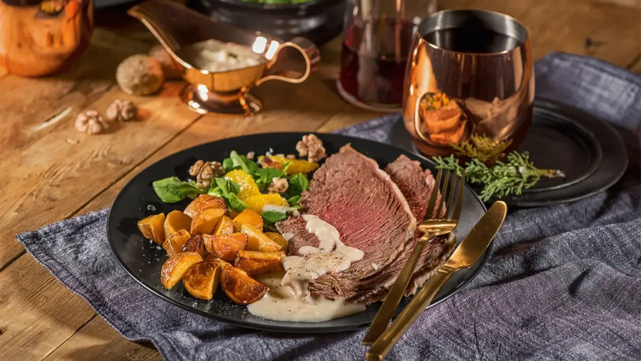 Ein Teller mit Tafelspitz, Bratkartoffeln und Salat. Ein klassisches Tafelspitz Rezept, perfekt für ein festliches Essen.