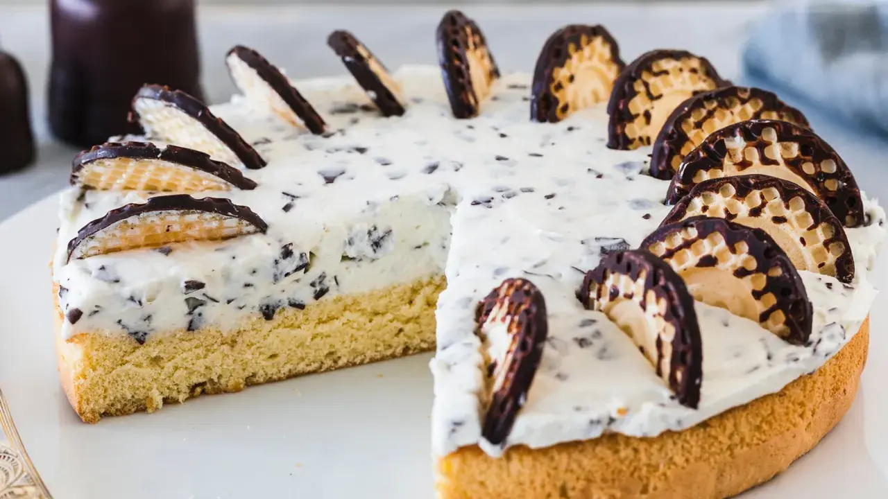 Ein Stück Mohrenkopftorte mit Schokostückchen und Waffelstücken, ein köstliches Rezept für jeden Anlass.