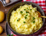 Cremiger Kartoffelbrei, garniert mit Petersilie. Ein einfaches Kartoffelbrei Rezept für ein köstliches Gericht.