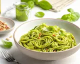Der beste Spaghettisalat mit Pesto, garniert mit Pinienkernen und frischem Basilikum. Ein Genuss für Augen und Gaumen!
