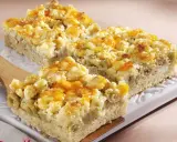 Saftiger Stachelbeerkuchen mit Streuseln, goldbraun gebacken und mit einem Hauch von Honigglanz überzogen.