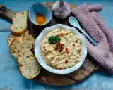 Cremiger Dattel Dip mit Brot, Knoblauch und Gewürzen. Perfekt zum Dippen!