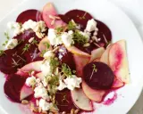 Ein bunter Rote Bete Salat mit Apfelscheiben, zerbröckeltem Käse, Sonnenblumenkernen und Kresse.