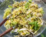 Knackiger Chinakohl-Salat mit Nudeln und Sonnenblumenkernen. Ein echter "yum yum salat" für jede Gelegenheit.