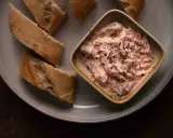 Cremige Thunfischcreme, italienisch gewürzt, mit knusprigem Baguette auf einem Teller. Ein Genuss für jeden Gaumen.