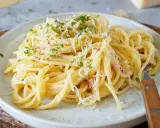 Spaghetti Carbonara, cremig und mit viel Parmesan bestreut. Ob mit nur Eigelb oder ganzem Ei, diese Carbonara ist ein Genuss.