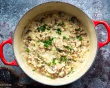 Cremiges Risotto mit Pilzen und frischen Kräutern, garniert mit Schnittlauch. Ein Genuss für jeden Tag.