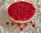 Himbeer Joghurt Torte mit frischen Himbeeren und Tortenguss auf einem cremigen Boden, verziert mit einzelnen Himbeeren.
