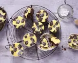 Zupfkuchen Muffins mit Puderzucker bestäubt, auf einem Gitter und in einer Dose.