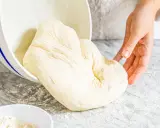 Frischer Teig aus Mehl Typ 00 wird aus einer Schüssel auf eine bemehlte Arbeitsfläche gegeben.