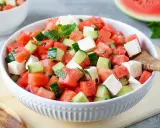 Erfrischender Feta Melonen Salat mit Gurke und Minze, perfekt für heiße Tage.
