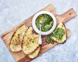 Geröstetes Brot mit frischem Chimichurri-Rezept. Ein Löffel in der Schüssel mit der grünen Sauce.