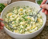 Cremiger Eiersalat mit frischen Kräutern, perfekt für ein schnelles Mittagessen. Dieses Rezept für Eiersalat ist einfach und lecker.