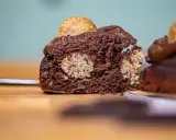 Saftiger Schokoladenkuchen mit versteckten Cookie Dough Kugeln und einem Topping aus Schokoladenglasur und einer weiteren Cookie Dough Kugel.