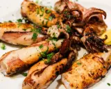 Gegrillte Tintenfischtuben mit Kräutern und Zitrone. Perfekt für ein schnelles Abendessen, aber wie lange im Ofen?
