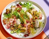 Ein köstlicher Zucchini Salat italienisch mit gegrillten Zucchinischeiben, cremigem Käse, Radieschen und Oliven.