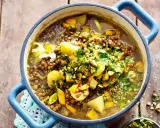 Herzhafte Linsen-Rezepte: Ein Eintopf mit Kartoffeln, Lauch und Petersilie, garniert mit Pistazien.