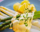 Spargel mit Kartoffeln und cremiger sauce hollandaise, garniert mit Schnittlauch.