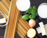 Bunte Spaghetti, Butter, Zwiebel, Zitrone, Basilikum und Gorgonzola-Käse für eine cremige Gorgonzola-Sauce.