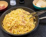 Spaghetti Carbonara, ein Klassiker der italienischen Küche, mit Speck und cremiger Eiersauce. Hier siehst du, was ist Carbonara: Nudeln, Speck und Käse.